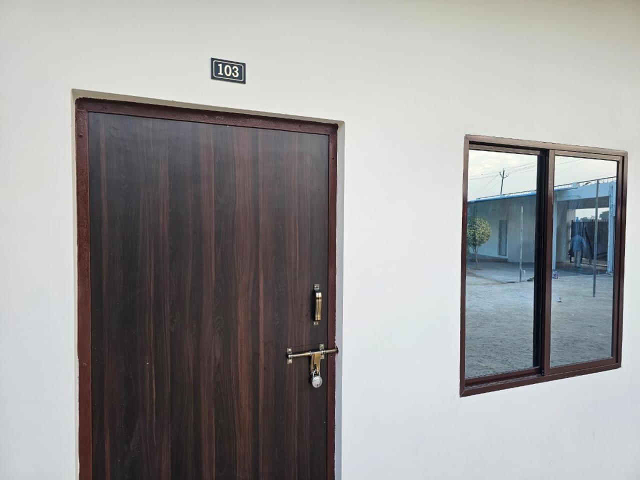 Govind Resort ماثورا المظهر الخارجي الصورة